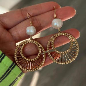 Pendientes geométricos de inspiración vintage, pendientes circulares de perlas de agua dulce, pendientes redondos gruesos, pendientes dorados grandes, pendientes nupciales