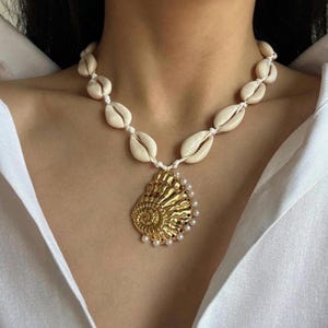 Stunning White Shell Necklace, Natural Cowrie Shell Necklace, Seal Shell Pendant Necklace, Beach Wedding Jewelry, Shell Cord Necklace