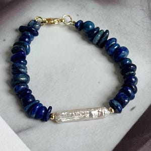 Pulseira delicada de lápis-lazúli com pérola barroca de água doce, pulseira com contas de lápis-lazúli de grau AAAAA, pulseira com pedra preciosa azul, presentes de Natal