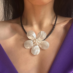 Vintage Style Large Floral Choker, Chunky Flower Choker Necklace, Natural Sea Shell Choker, Wedding Necklace, Simple & Elegant, Gift for Her