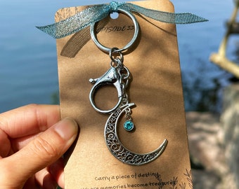Halve maan sleutelhanger, zilveren sleutelhanger met geboortesteenbedel, verjaardagscadeau idee voor een vriend, gepersonaliseerd cadeau voor hem, maanzakbedel