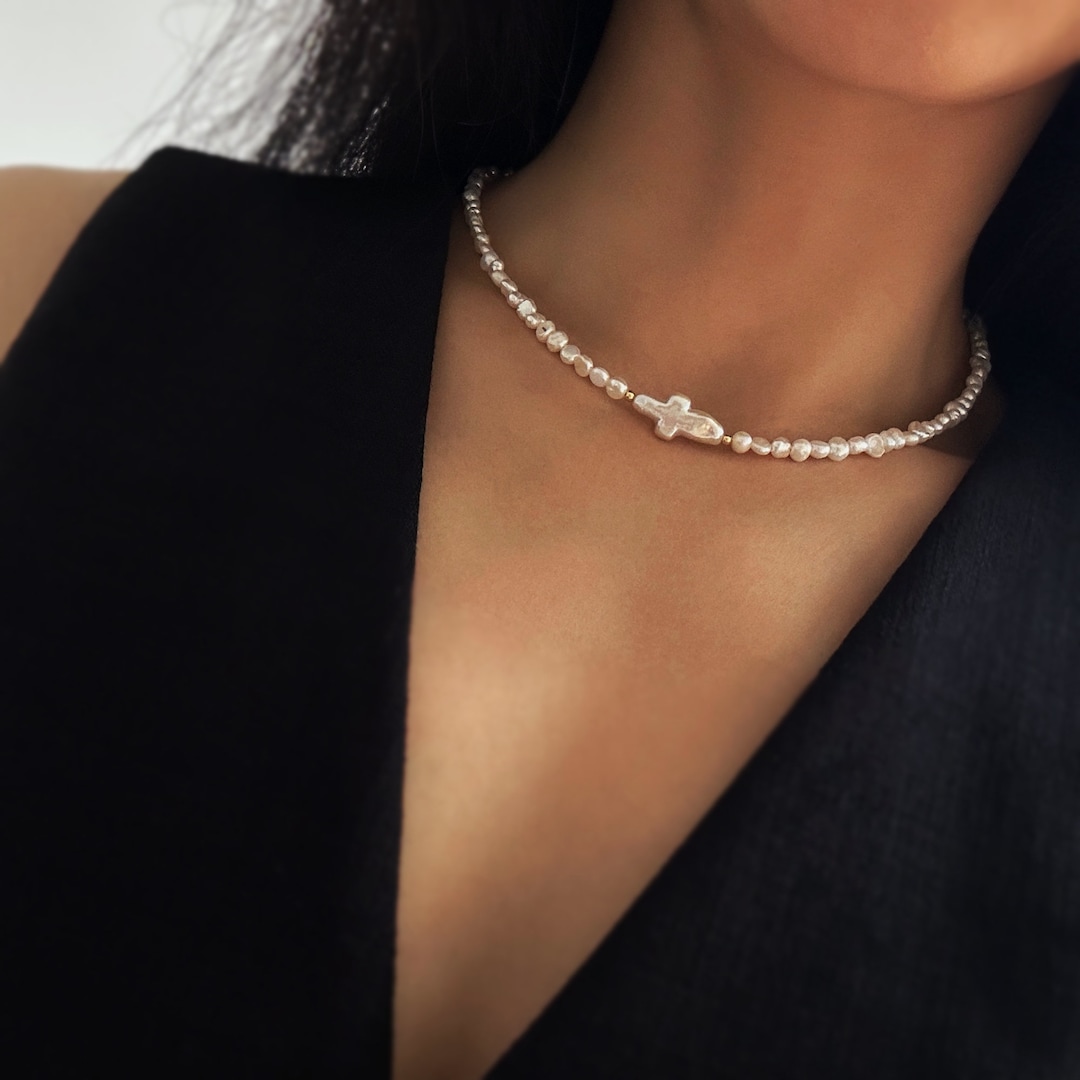 Collier croix de perles d'eau douce délicates, petit collier de perles baroques, collier ras de cou perlé minuscule, collier minimaliste de tous