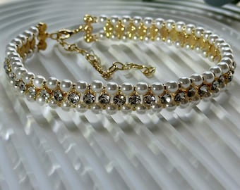 Ras de cou élégant en perles avec strass • Collier de perles blanches multicouches • Bijoux de mariée