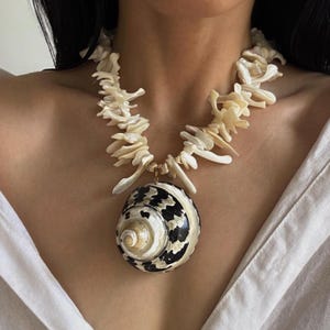 Bold Statement Shell Charm Necklace, Natural Sea Shell Necklace, Mermaid Aesthetic Necklace, Summer Beach Vacation Vibes, Shell Jewelry