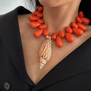 Op de afbeelding: Een set van drie keramische mokken met een gespikkelde, matte afwerking. De mokken zijn in crème, lichtbruin en donkerbruin. Elke mok heeft een eenvoudig, minimalistisch ontwerp en een afgeronde handgreep.
