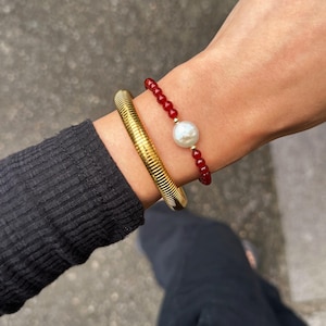 Pulsera de cornalina roja auténtica con dije de perla barroca • Pulsera delicada para uso diario • Regalos para mujeres