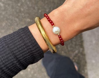 Minimalist Red Carnelian Bracelet with Baroque Pearl Charm, Dainty Carnelian Bracelet, Ruby Red Gemstone Beaded Bracelet, Women Holiday Gift
