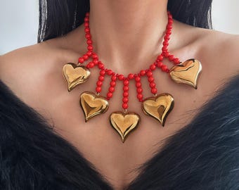Mutige Aussage Goldherz-Halskette • Multi Charm Rote Perlen-Halskette • Vintage Chic Schmuck
