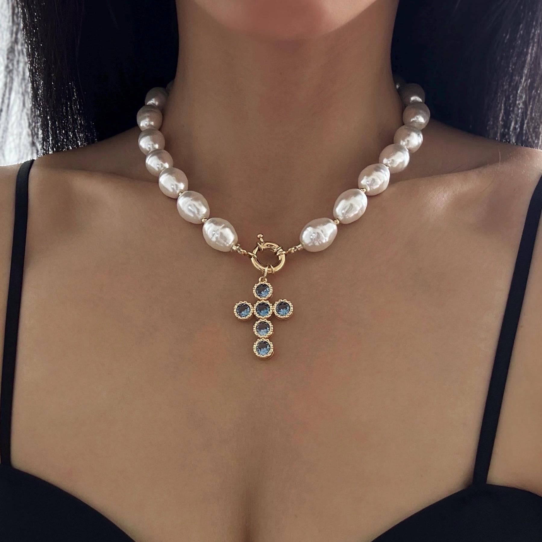 Collier perles de culture d'eau douce et croix avec oxydes blancs sertis 40+5cm