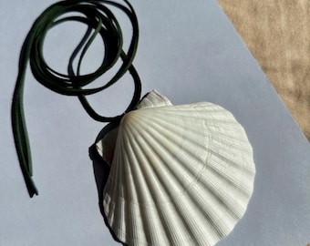 Grote witte schelpketting: imitatiesuèdekoord, verstelbaar