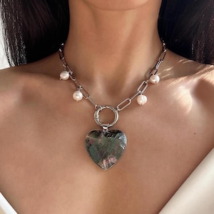 Schwarze Herz-Halskette mit Perlmutt-Anhängern, Herz-Halsketten-Choker, Elegante Muschel-Halskette, Perlmutt-Herz-Halskette, perfektes Geschenk für die Liebste