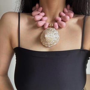 Chunky Pink Shell Necklace, Boho Chic Real Shell Necklace, Bold Statement Sea Shell Necklace, Oversized Beachy Necklace, Cute Pink Jewelry