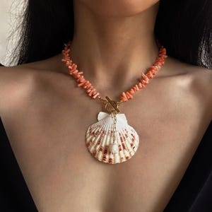 Cute Pink Shell Pendant Necklace, Summer Boho Seashell Choker Necklace with Real Pearl Charm, Beach Vibe Coral Chip Necklace, Summer Jewelry