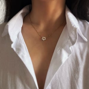 Dainty Pearl Petal Necklace, Pearl Flower Necklace Choker, Delicate Daisy Pearl Necklace, Gold Minimalist Necklace, Bridesmaid Gifts