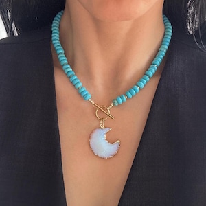 Atemberaubende Türkis Howlith Halskette mit Opal Mond Anhänger, Boho Blauer Edelstein Choker, Bold Statement - Perfektes Valentins- und Weihnachtsgeschenk