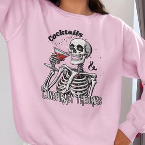 Cocktails en complottheorieën Sweatshirt, grappig skeletontwerp, cadeau voor complottheoretici, unisex sweater, trui met ronde hals