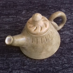 Piccola teiera in ceramica fatta a mano con un design ondulato per tè sfuso e infusi di erbe