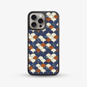 Puede incluir: Funda de teléfono con un patrón repetitivo de semicírculos superpuestos en azul marino, crema y naranja quemado. La funda tiene un borde negro y un recorte para la cámara.