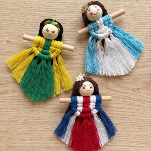 Pequeñas Damas del Mundo - Imán de macramé hecho a mano con la bandera de cada país