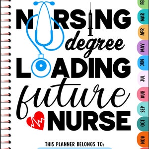 Op de afbeelding: Een witte planner met een zwarte en blauwe illustratie van een stethoscoop en een spuit. De tekst "Nursing degree loading future nurse" is in zwart geschreven. De planner heeft een ruimte voor de naam van de eigenaar en een maandelijkse kalender.