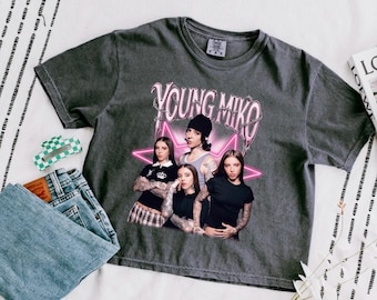 Top holgado de Young Miko, gira de Young Miko Late Night Checkout, merchandising de Young Miko Late Night Checkout