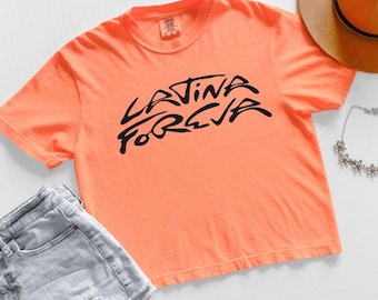Top corto de KG, tropicoqueta, fans de KG, era KG 2025, regalos para fans de Karol G, Latina foreva, merchandising de tropicoqueta, merchandising de KG 2025, merchandising de verano de KG