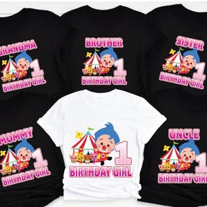 Puede incluir: Camisetas negras y blancas con un dise&ntilde;o de dibujos animados colorido que presenta un payaso, una carpa de circo y el n&uacute;mero 1. El texto en las camisetas incluye "Abuela", "Hermano", "Hermana", "Mam&aacute;", "T&iacute;o" y "Birthday Girl".