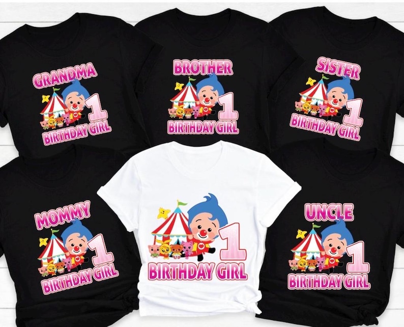 Puede incluir: Camisetas negras y blancas con un dise&ntilde;o de dibujos animados colorido que presenta un payaso, una carpa de circo y el n&uacute;mero 1. El texto en las camisetas incluye "Abuela", "Hermano", "Hermana", "Mam&aacute;", "T&iacute;o" y "Birthday Girl".