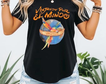 Camiseta Karol G Tropicoqueta, Camiseta gráfica Viajando Por El Mundo Parrot