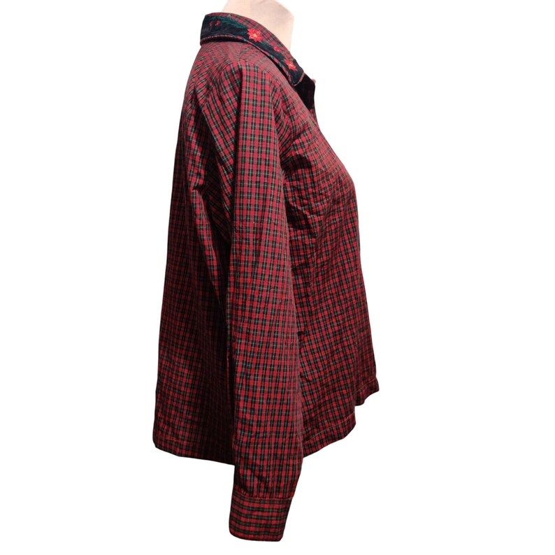 K&ouml;nnte beinhalten: Rot-schwarz kariertes Button-Down-Hemd mit floralem Kragen. Das lang&auml;rmlige Hemd hat eine klassische Passform und ist aus einem weichen, gewebten Stoff gefertigt. Der Kragen hat einen dunkelgr&uuml;nen Hintergrund mit roten floralen Akzenten.