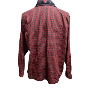 K&ouml;nnte beinhalten: Rot-schwarz kariertes Langarmhemd mit dunkelgr&uuml;nem Kragen mit floraler Stickerei. Das Hemd hat ein klassisches Knopfdesign und ist aus einem weichen, bequemen Stoff gefertigt. Die R&uuml;ckseite des Hemdes ist sichtbar.