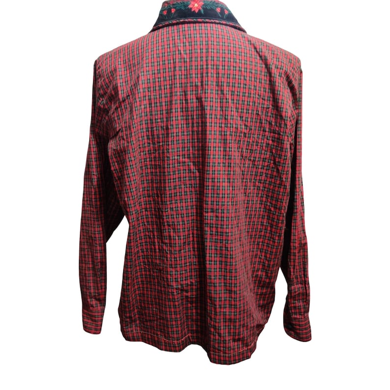 K&ouml;nnte beinhalten: Rot-schwarz kariertes Langarmhemd mit dunkelgr&uuml;nem Kragen mit floraler Stickerei. Das Hemd hat ein klassisches Knopfdesign und ist aus einem weichen, bequemen Stoff gefertigt. Die R&uuml;ckseite des Hemdes ist sichtbar.