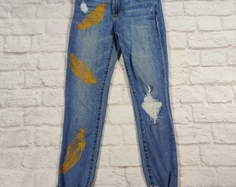 Upcycled Joes Damskie jeansy OOAK skinny jeans z przetarciami i wzorem w kolorze niebieskim i złotym piórko Rozmiar 25