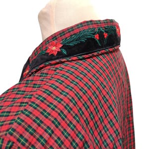 K&ouml;nnte beinhalten: Rot-gr&uuml;nes kariertes Hemd mit schwarzem Samtkragen. Der Kragen ist mit gr&uuml;nen Tannennadeln, roten Beeren und roten Weihnachtssternen bestickt. Das Hemd ist aus einem weichen, bequemen Material.