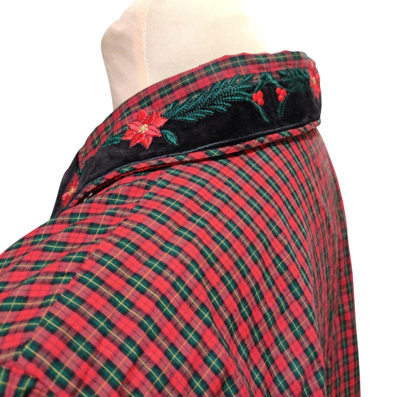 K&ouml;nnte beinhalten: Rot-gr&uuml;nes kariertes Hemd mit schwarzem Samtkragen. Der Kragen ist mit gr&uuml;nen Tannennadeln, roten Beeren und roten Weihnachtssternen bestickt. Das Hemd ist aus einem weichen, bequemen Material.