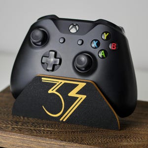 Op Clair Obscure: Expedition 33 geïnspireerde Xbox-controllerstandaard - 3D-geprint gamingbureauaccessoire