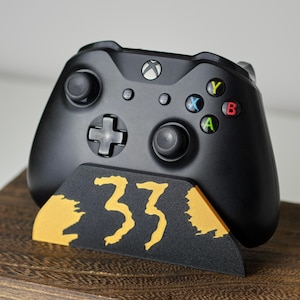 Op Clair Obscure: Expedition 33 geïnspireerde Xbox-controllerstandaard - The Painttress