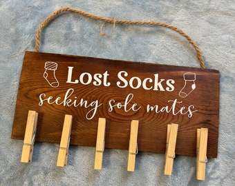 Lonely Socks Seeking Sole Mates - Targa In Legno Con Pioli E Mollette - 40x21 Cm - Organizzatore Simpatico Per Calzini Spaiati - 4
