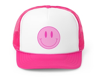 Op de afbeelding: Een roze en witte truckercap met een roze smiley op de voorkant.