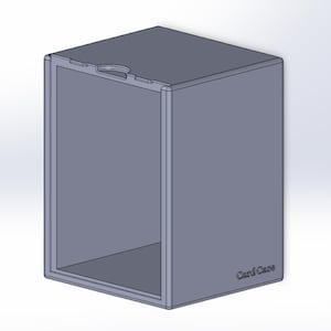 Peut inclure: Une boîte en carton grise avec une ouverture découpée sur le dessus et les mots "Card Case" imprimés sur le côté.