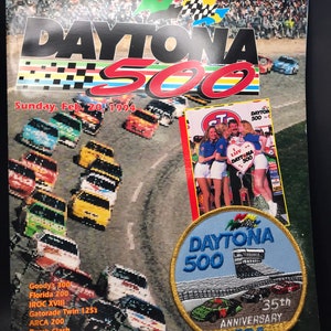 Puede incluir: Un cartel colorido para la carrera Daytona 500, celebrada el 20 de febrero de 1994. El cartel presenta una bandera a cuadros, un coche de carreras y el texto "DAYTONA 500".