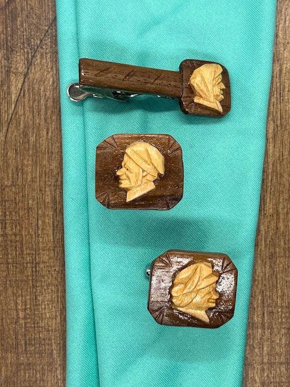 Vintage wood cameo Gem