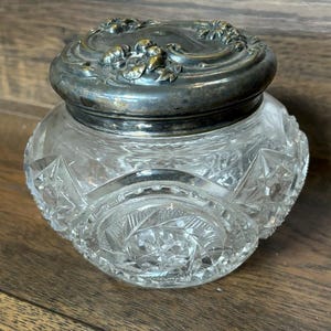 Tarro decorativo de cristal tallado con tapa de metal