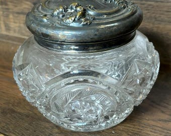 Dekorative geschliffene Kristall Dose mit Metalldeckel