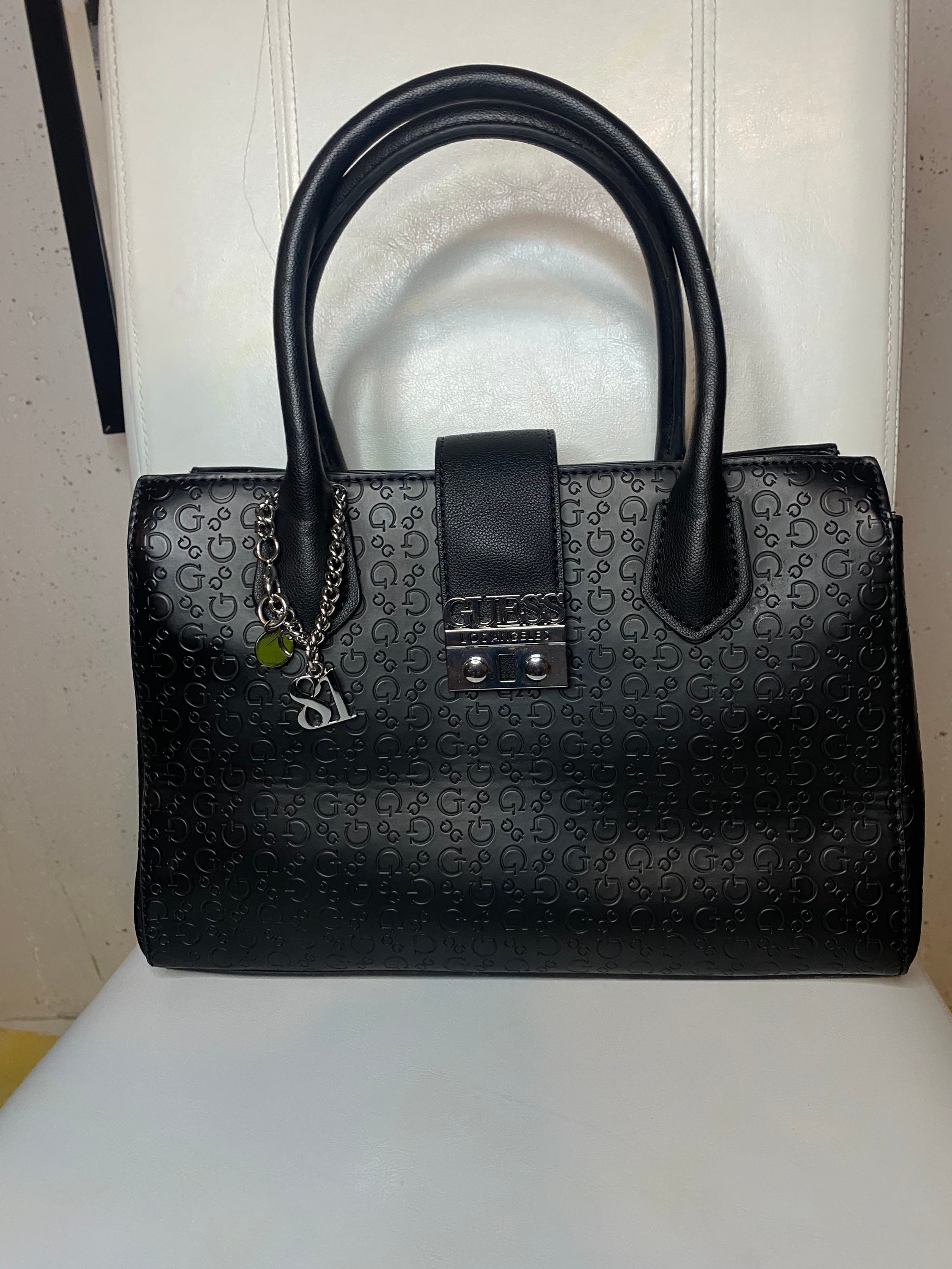 Guess - Authenticated Handbag - Black for Women, Very Good Condition