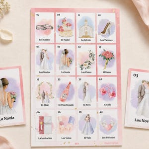 Op de afbeelding: Een rechthoekig spelbord en twee losse kaarten met aquarelillustraties van huwelijksthema's en koppels. Elke kaart toont een genummerd icoon met Spaanse tekstlabels zoals La Novia, Los Novios, El Pastel en La Iglesia.