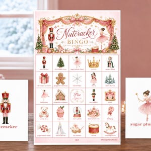 Könnte beinhalten: Ein Nussknacker-Bingo-Spielset mit einer großen Mittelkarte mit rosa Bühnenkopfzeile und fünfundzwanzig weihnachtlichen Illustrationen. Zwei kleinere Karten liegen bei, eine mit einem Nussknacker und die andere mit einer Zuckerpflaumenfee.