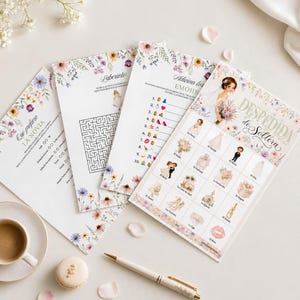 Puede incluir: Un conjunto de cuatro tarjetas de juegos para despedida de soltera con bordes florales, que incluye un laberinto, un juego de adivinar emojis y un cartón de bingo con ilustraciones de una novia, un novio y artículos de boda con texto en español.