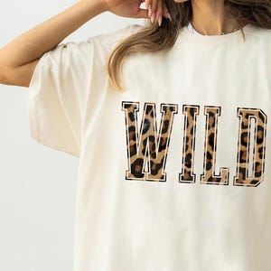 Camisa Comfort Colors® Wild, camiseta gráfica com estampa animal, camisa universitária retrô, camiseta com estampa de leopardo da moda, camisa unissex de algodão macio