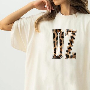 Camisa con estampado de leopardo DZ / Camisa de hermandad Delta Zeta con colores cómodos / Camiseta moderna con letras griegas / Regalo de gran revelación / Día de la oferta de hermandad